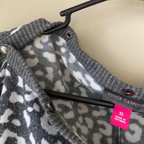 Vince Camuto Grey & White Leopard Print Button Detail Long Sleeve Top XS - Picture 4 of 7